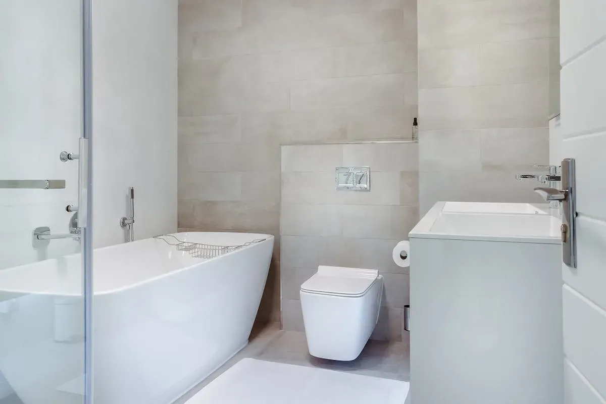 Bright bathroom with a bathtub — DeMāre Studio project